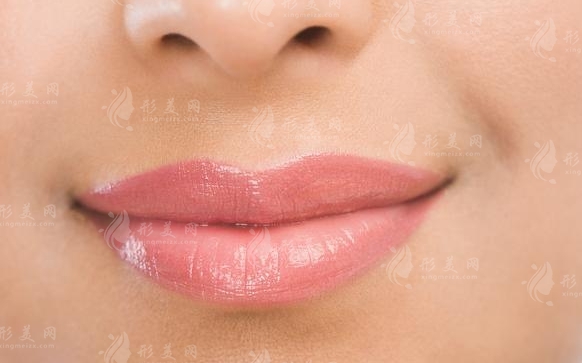 玻尿酸丰唇后：如何让嘴唇的丰满度保持更久